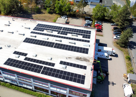 Solarmodule auf Leichtbauhalle geklebt
